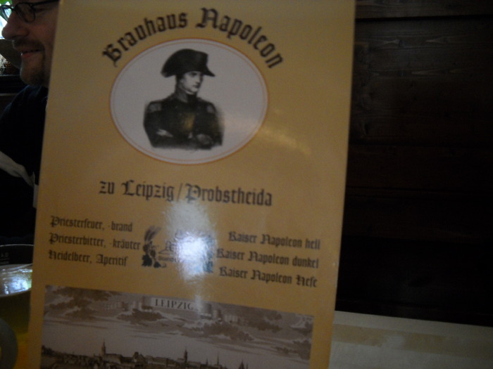 localul cu pricina si amfitrionul