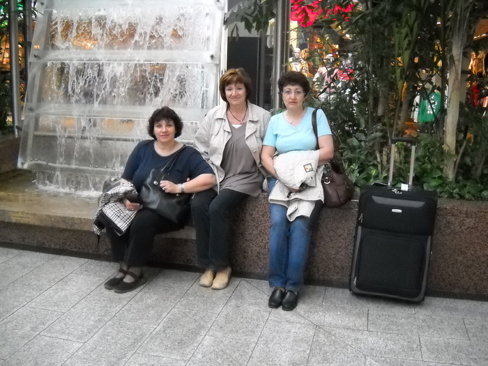 cascada din magazin si o valiza noua