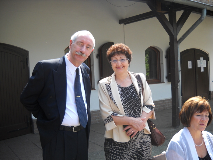 primind musafirii pe terasa