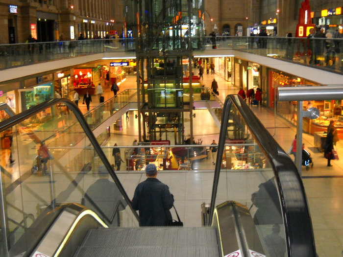 ...scari rulante, spre metrou.