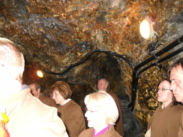 ..grup de infrigurati in mina