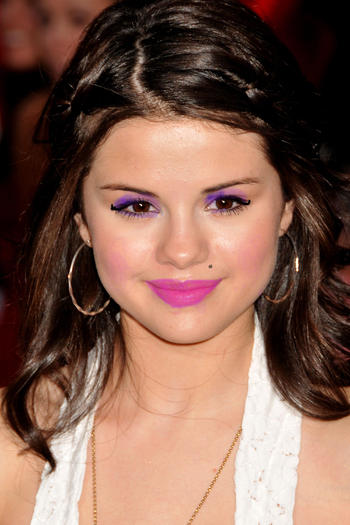 Facuta de Crazydoll - Cine o machiaza cel mai bine pe Selena Gomez