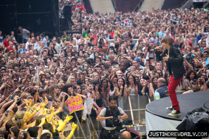 normal_justin_bieber13_website_image_summertime_ball_2010_standard