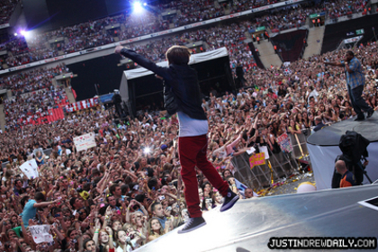 normal_justin_bieber17_website_image_summertime_ball_2010_standard