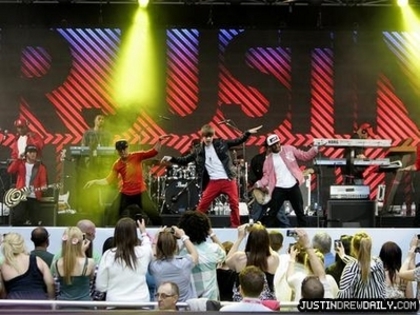 normal_justin-bieber9-1275857112-view-0 - 0_0 Capital Radio Summertime Ball Show 0_0