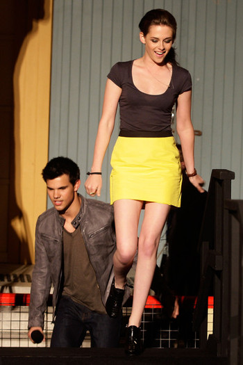  - Kristen Stewart And Taylor Lautner Attend QA Session