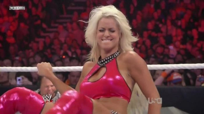 normal_WWE_Raw_04_12_10_Eve_vs_Maryse_720p_AC3_5_1_x264_mkv_000182582 - alte poze din acest meci