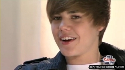 normal_Backstage-interview-with-Justin-Bieber-at-the-Summertime-Ball-2010%5Bwww_savevid_com%5D_mp4_0