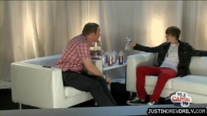 normal_Backstage-interview-with-Justin-Bieber-at-the-Summertime-Ball-2010%5Bwww_savevid_com%5D_mp4_0