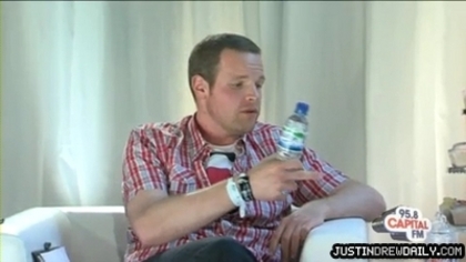 normal_Backstage-interview-with-Justin-Bieber-at-the-Summertime-Ball-2010%5Bwww_savevid_com%5D_mp4_0