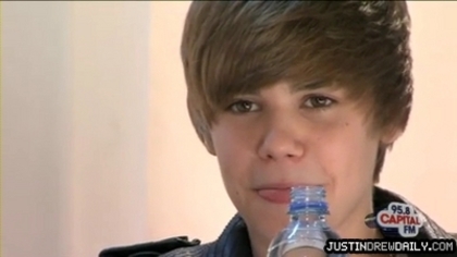 normal_Backstage-interview-with-Justin-Bieber-at-the-Summertime-Ball-2010%5Bwww_savevid_com%5D_mp4_0 - 0_0 Backstage interview at the Summertime Ball 0_0