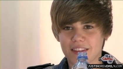 normal_Backstage-interview-with-Justin-Bieber-at-the-Summertime-Ball-2010%5Bwww_savevid_com%5D_mp4_0