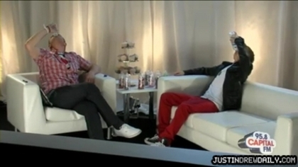 normal_Backstage-interview-with-Justin-Bieber-at-the-Summertime-Ball-2010%5Bwww_savevid_com%5D_mp4_0