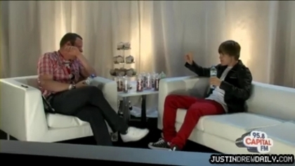 normal_Backstage-interview-with-Justin-Bieber-at-the-Summertime-Ball-2010%5Bwww_savevid_com%5D_mp4_0 - 0_0 Backstage interview at the Summertime Ball 0_0