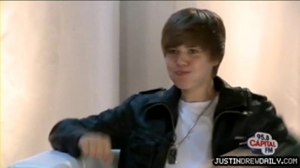 normal_Backstage-interview-with-Justin-Bieber-at-the-Summertime-Ball-2010%5Bwww_savevid_com%5D_mp4_0