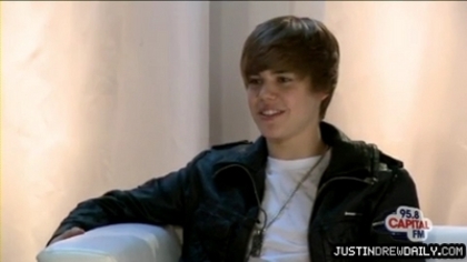 normal_Backstage-interview-with-Justin-Bieber-at-the-Summertime-Ball-2010%5Bwww_savevid_com%5D_mp4_0