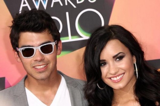 joe-jonas-demi-lovato-kids-choice-lovers-16-530x353 - demi lovato