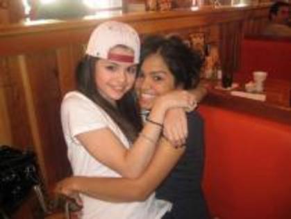 TZQQSSJRIFMSVUBMVFS - selena gomez