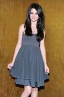 15928009_KHDCWRDYQ - selena gomez