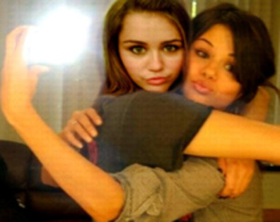 15998763_UEZCRJJOX - Miley and Selly