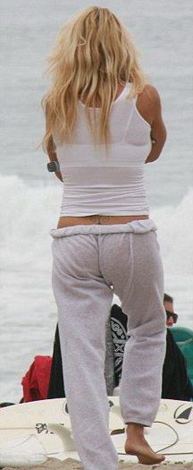  - Anii fac diferenta Pamela Anderson din nou la plaja la 18 ani de la succesul din Baywatch