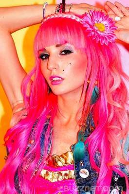 normal_audrey-gives-buzznet-tour-her--large-msg-124416093438