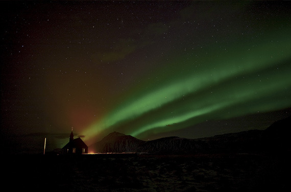 aurora-over-church-wallpaper