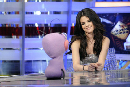 Selena meets a bug YZVv3HlYEM3m