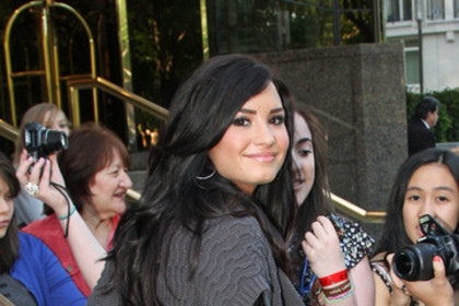 Demi greets her fans My_q-A5B0hPm