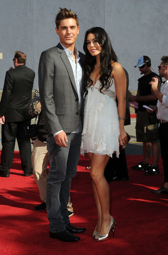 2010+MTV+Movie+Awards+Arrivals+_-dKOtqYi2Rl