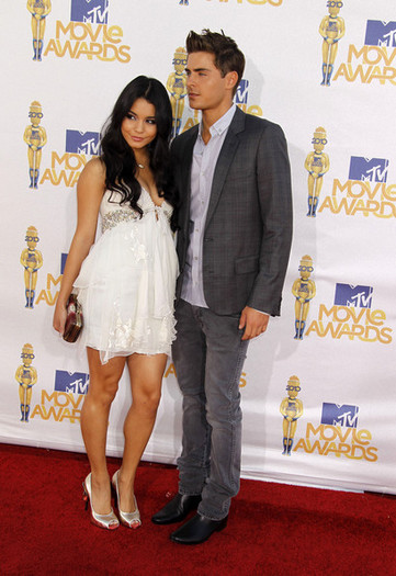 2010+MTV+Movie+Awards+Arrivals+nrzuXfFjgwml