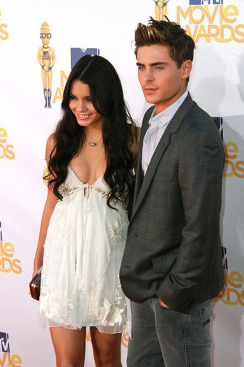 Hollywood+sweethearts+Vanessa+Hudgens+Zac+j7sVfkyyVAcl