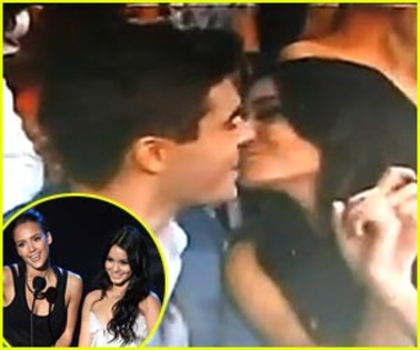 zac-efron-vanessa-hudgens-kisscam