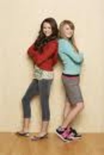 18 - Miley si emily