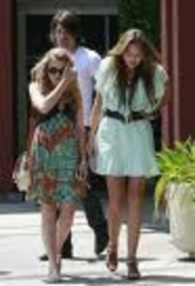 20 - Miley si emily