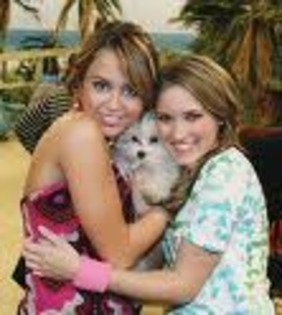 21 - Miley si emily