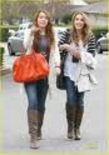 25 - Miley si emily