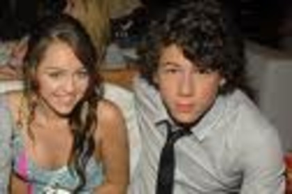 8 - Miley Cyrus si nick jonas