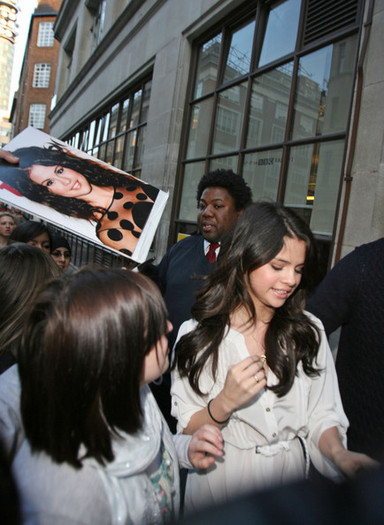 Fans+go+crazy+for+Selena+vjQas82UPXLl - 0-Selena Gomez-0