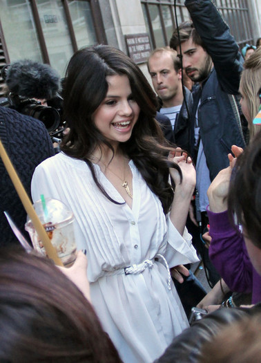 Fans+go+crazy+for+Selena+yYRad1RUW61l - 0-Selena Gomez-0