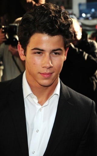 NIck-At-Glamour-Awards-nick-jonas-12860580-320-512