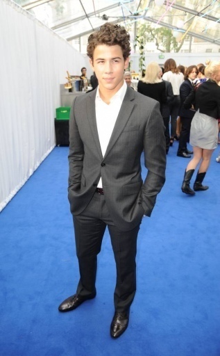 NIck-At-Glamour-Awards-nick-jonas-12860582-317-512 - Berkeley Square Gardens