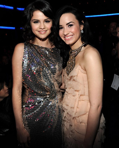 Selena-Gomez-Demi-Lovato-AMA - demi si selena