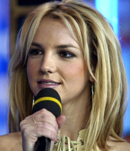 Britney Spears on TRL 2M7w9Duthbzl