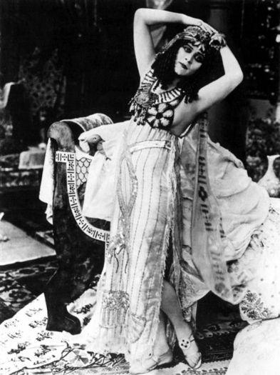 Theda Bara in rolul Cleopatrei