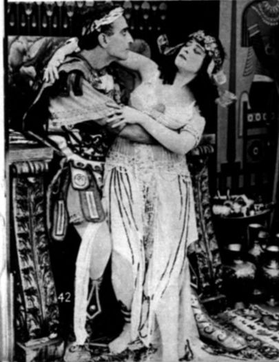 Theda Bara in rolul Cleopatrei - Angelina Jolie va fi regina Cleopatra Vezi in  poze ce alte actrite au avut acest rol