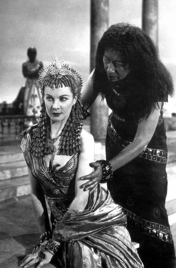 Vivien Leigh in rolul Cleopatrei - Angelina Jolie va fi regina Cleopatra Vezi in  poze ce alte actrite au avut acest rol