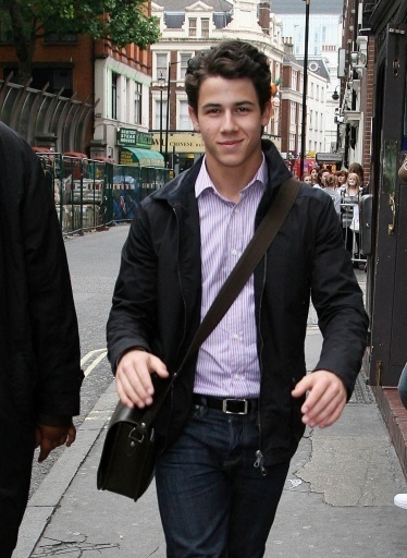 HOT-nick-jonas-12912383-374-512 - Hot on the city