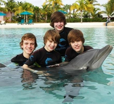 the-dolphin-even-got-bieber-fever-lols-justin-bieber-9725148-440-400 - justin iubi