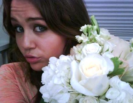 Cadou, Miley iti da un buchet de flori. Nui asa k e dulce:X?